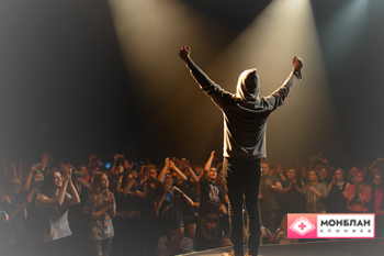 Мужчина стоит на сцене